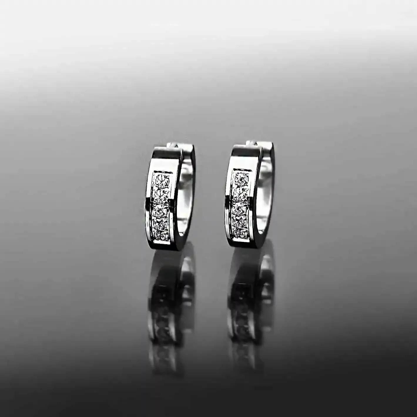Elegantní kruhové náušnice z chirurgické oceli zdobené zirkony. Průměr 1,4 cm. model č. 1579